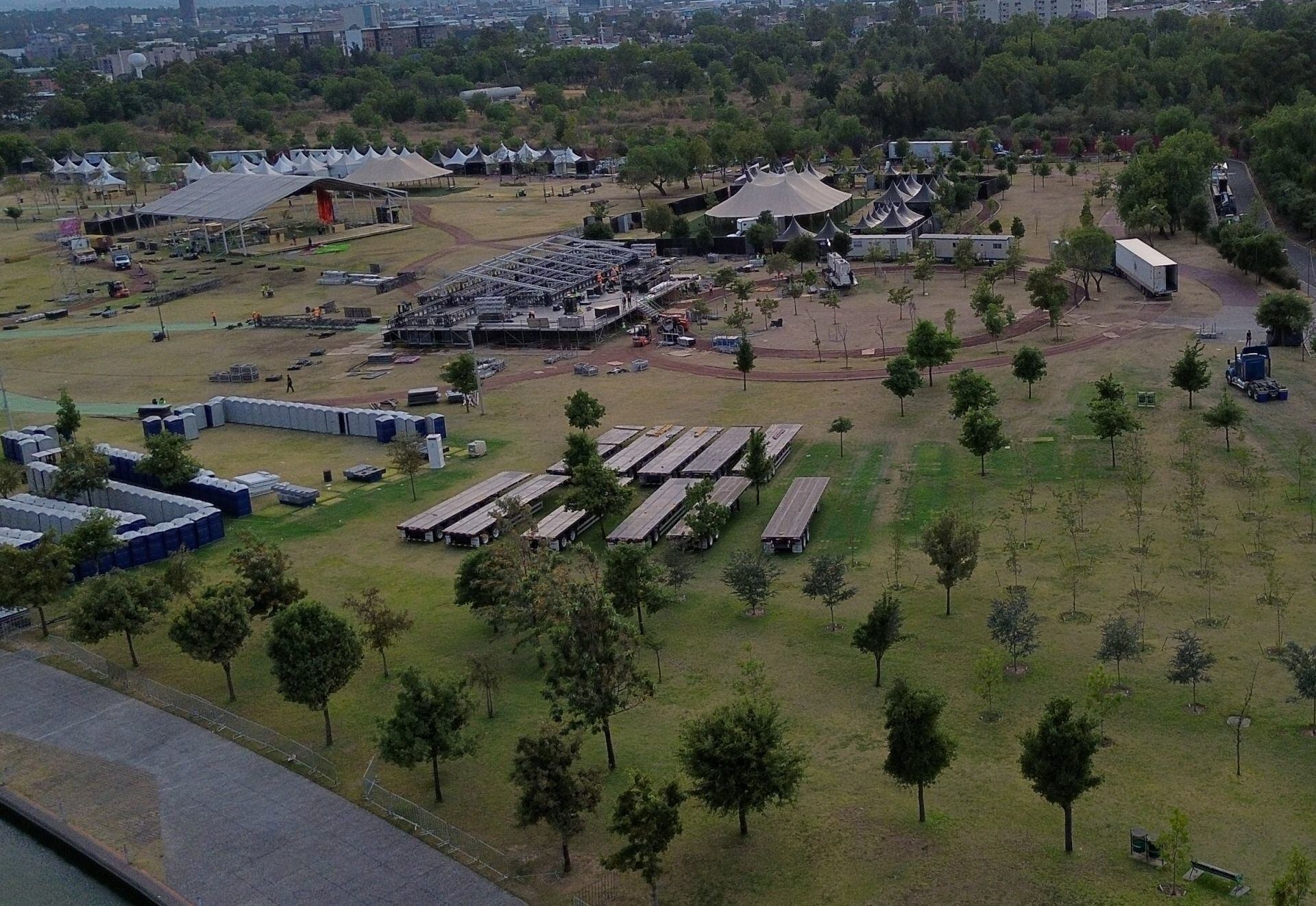 CIUDAD DE MÉXICO 16ABRIL2025.- El Parque Bicentenario retomo parcialmente actividades luego de una semana de permanecer cerrado, debido a la muerte de los fotógrafos Berenice y Miguel distante la cobertura del festival Axe Ceremonia. En dicho lugar aún se puede observar a trabajadores desmontando y moviendo estructuras dentro del área.FOTO: ROGELIO MORALES CUARTOSCURO.COM
