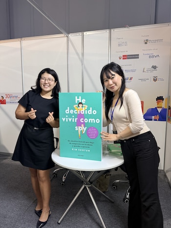 La escritora Kim Suhyun convirtió sus reflexiones personales en un libro que inspira a lectores de todo el mundo.