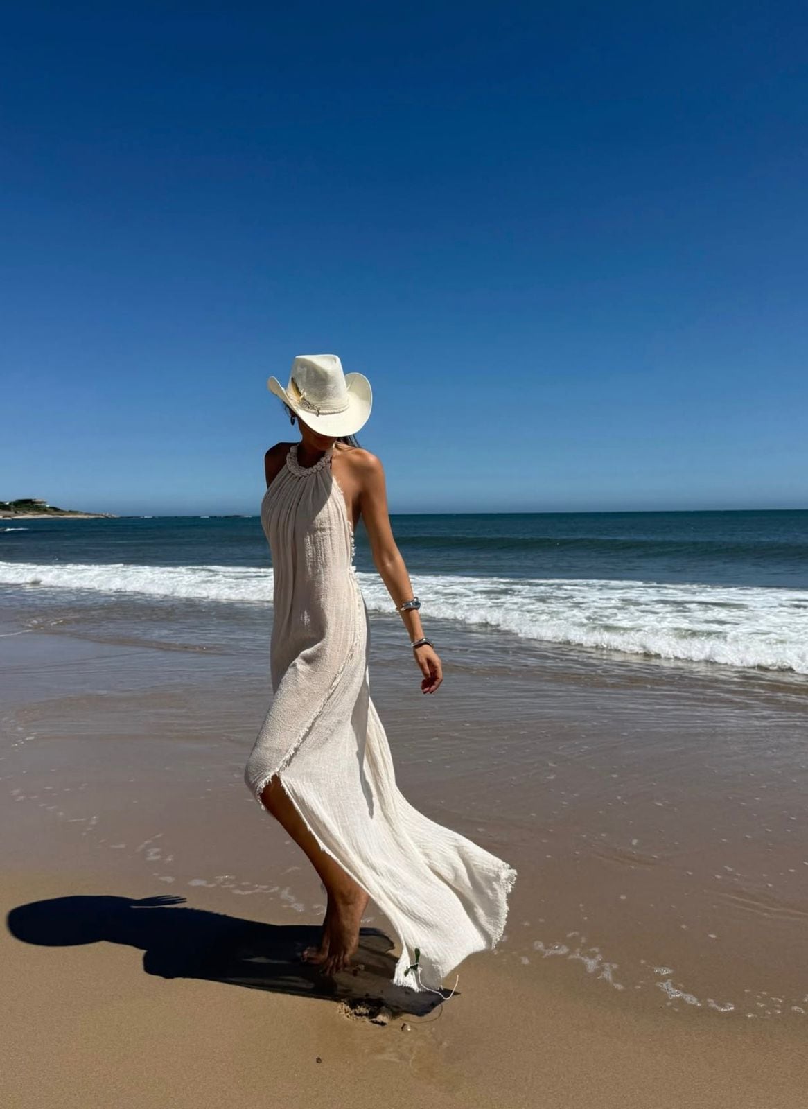 Pampita optó por un sombrero cowboy blanco y vestido largo en la playa (@pampitaoficial)