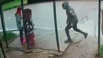 El video del violento ataque motochorro a tres nenas y a su madre mientras esperaban el colectivo en Merlo