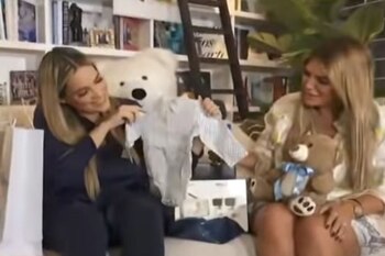 Cassandra abrió en vivo los regalos de su baby shower. (Foto: Captura ATV)