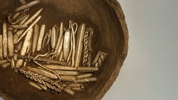 Unas 320 piezas de plata con un peso de 6,4 kilos permanecían dentro de una vasija de arcilla, mientras el resto del tesoro apareció disperso en la tierra - Gentileza: Museos del Norte de Jutlandia / Nordjyske Museer