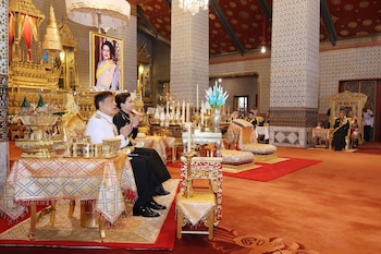 El rey Rama X de Tailandia celebra el primer cumpleaños de la reina Sirikit tras su muerte (Thai Royal Office)