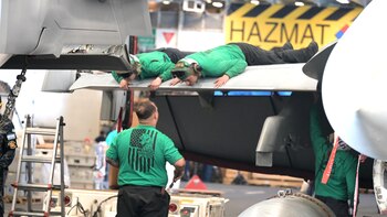 Los operarios con chalecos verdes