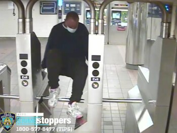 El agresor saltando el torniquete