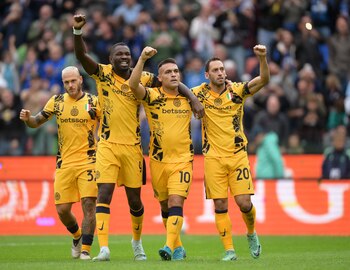 El festejo de Lautaro Martínez al concretar su doblete contra el Udinese. REUTERS/Daniele Mascolo