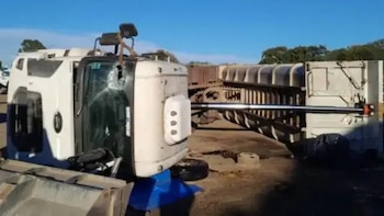 Un hombre en el parque industrial de Paraná tras ser aplastado por la cabina de un camión