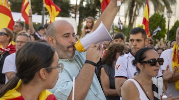 Bomberos y otros profesionales al pie de la crisis se manifiestan en Ceuta para reclamar soluciones