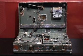 Equipo de transmisión de radio hallado enterrado en un jardín de Londres, usado por una pareja que espió para Rusia en los años 60, exhibido en los Archivos Nacionales. La IA hace que métodos físicos como este vuelvan a ser más confiables que cualquier comunicación digital. (REUTERS/Toby Melville)