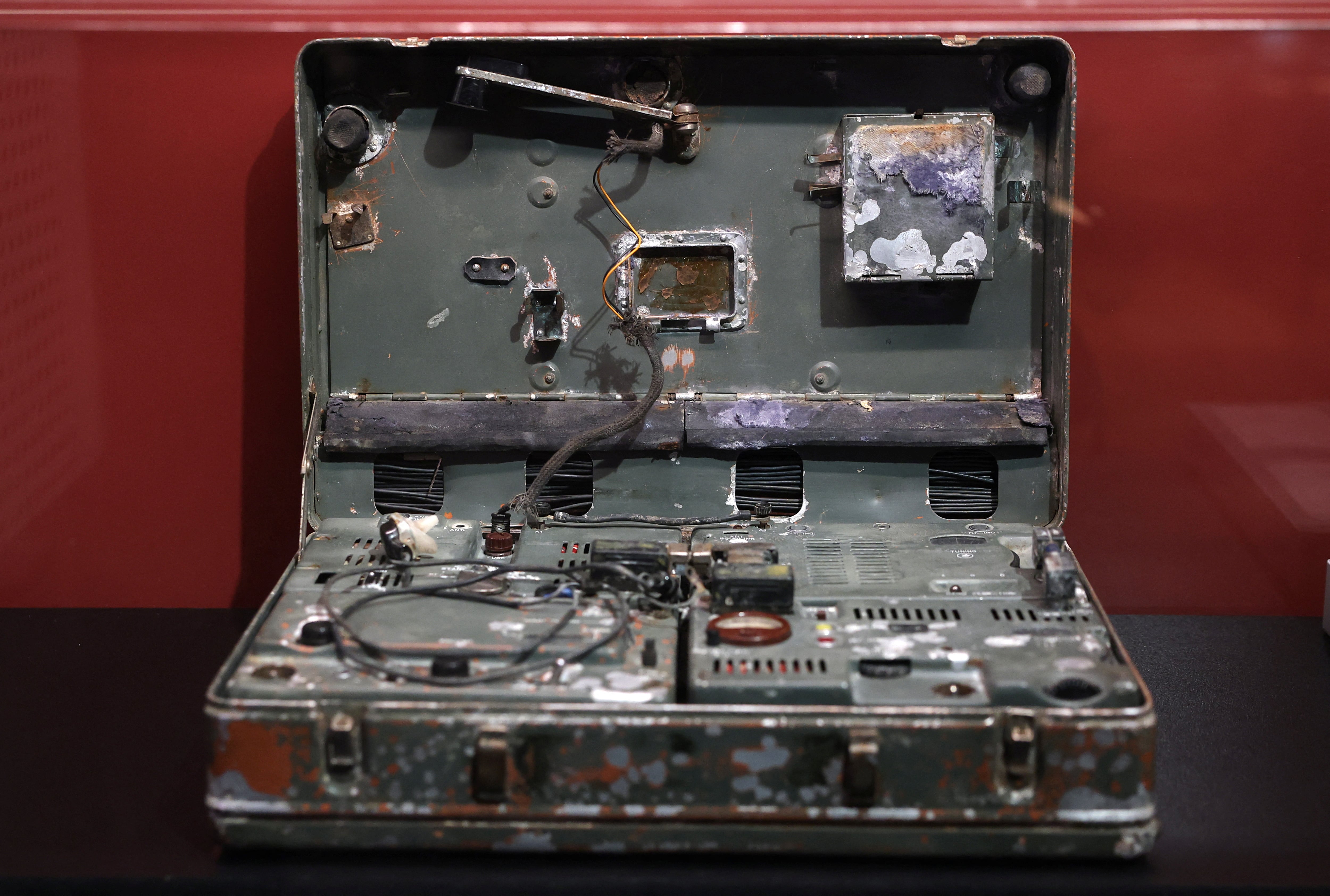 Equipo de transmisión de radio hallado enterrado en un jardín de Londres, usado por una pareja que espió para Rusia en los años 60, exhibido en los Archivos Nacionales. La IA hace que métodos físicos como este vuelvan a ser más confiables que cualquier comunicación digital. (REUTERS/Toby Melville)