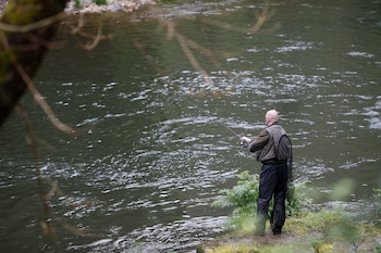 Un hombre durante el comienzo de la campaña de pesca de salmón, en el río Eo, a 13 de abril de 2025, en San Tirso de Abres, Asturias (España). (Carlos Castro/Europa Press)