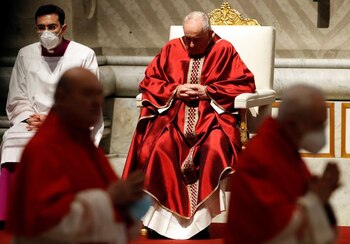 El Papa Francisco dirige el servicio de la Pasión del Señor del Viernes Santo en la Basílica de San Pedro en El Vaticano, el 15 de abril de 2022. REUTERS/Remo Casilli