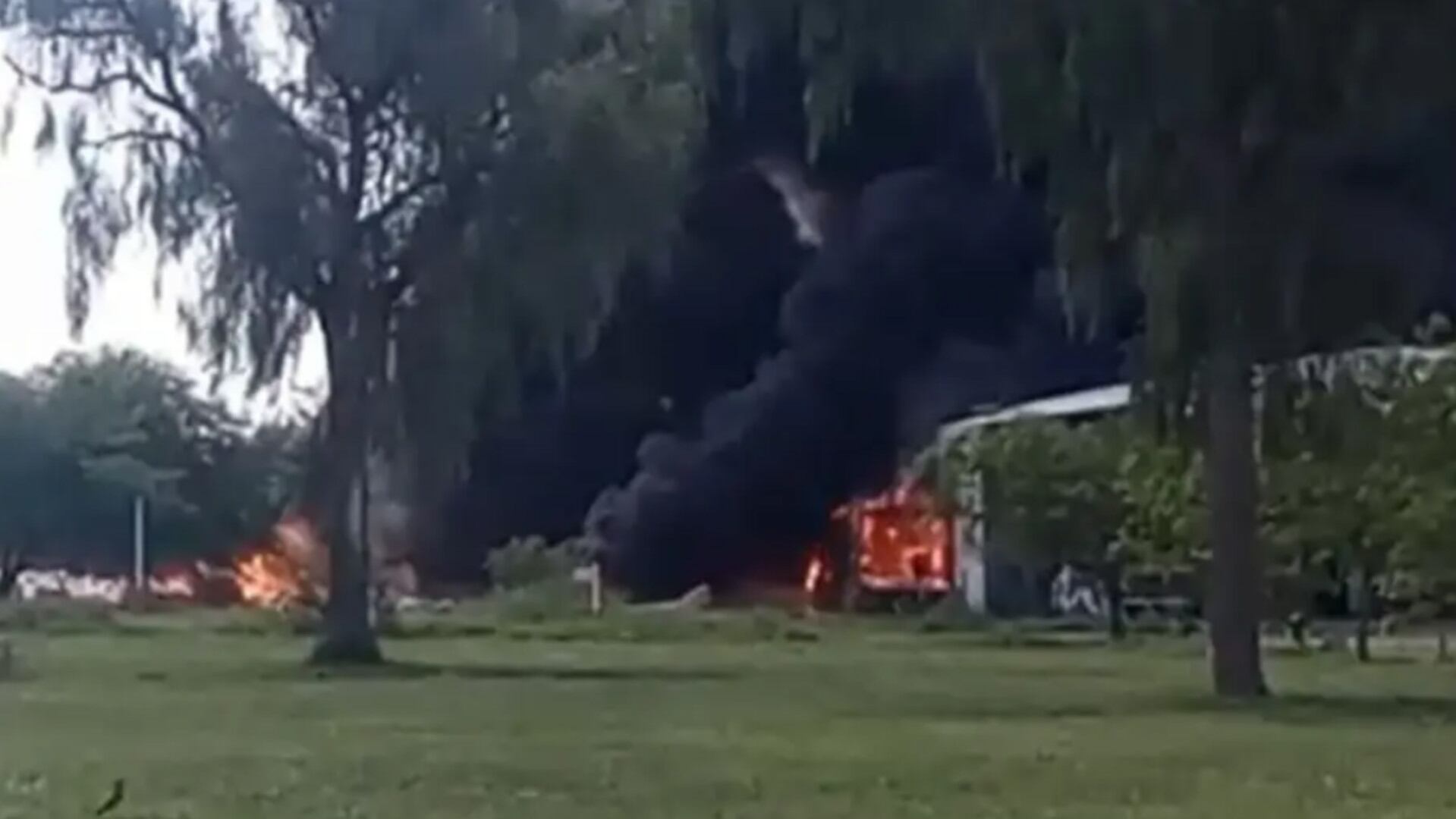 El humo negro y espeso luego de la explosión de una garrafa que dejó un obrero muerto y otro herido (Laventanainfo de Anta)