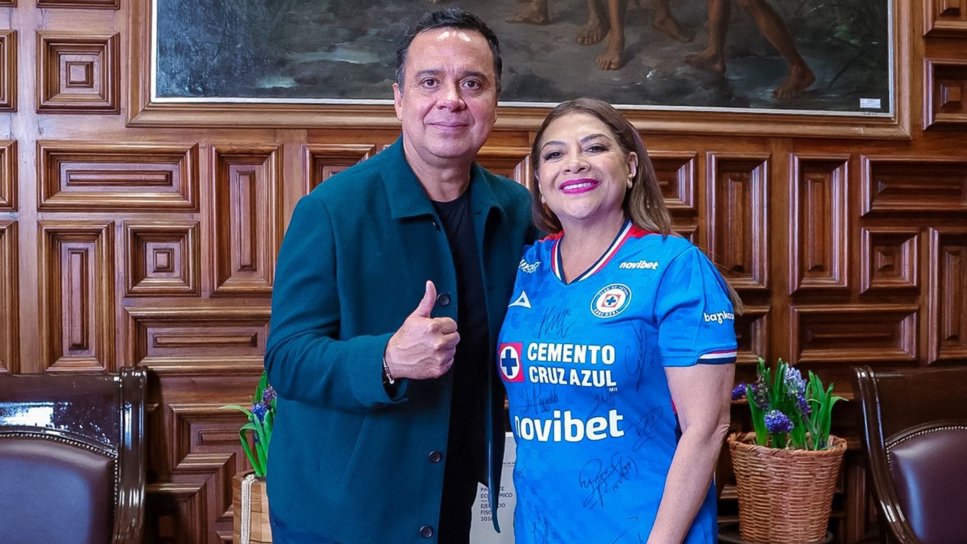 Clara Brugada posa con Víctor Velázquez, presidente de Cruz Azul, durante una reunión donde abordaron temas de interés mutuo y posibles colaboraciones (X/ @ClaraBrugadaM) (Imagen Ilustrativa Infobae)