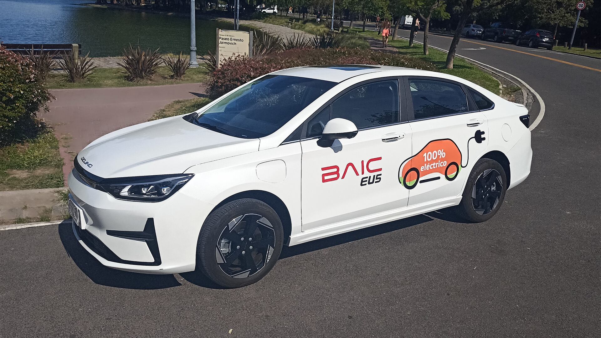 BAIC EU5, este sedán chino ya circula por las calles de Buenos Aires. Tiene un precio de USD 28.900