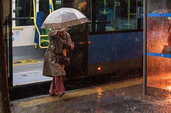 Una mujer con paraguas bajo