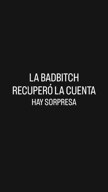 Texto en letras blancas sobre fondo negro con el mensaje: LA BADBITCH RECUPERÓ LA CUENTA HAY SORPRESA