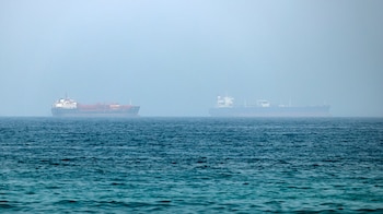 Dos petroleros en el estrecho de Ormuz (EFE)