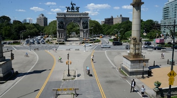 La peatonalización propuesta para Grand Army Plaza busca mejorar la seguridad y comodidad de peatones y visitantes en la zona de Brooklyn