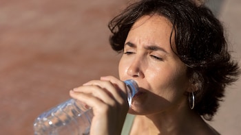 Estas son las 7 señales de alerta de que estamos deshidratados: desde tener la piel seca a dolores de cabeza