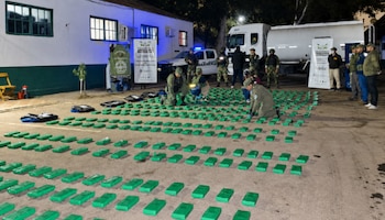 Hallaron once bolsas con 420 paquetes de cocaína