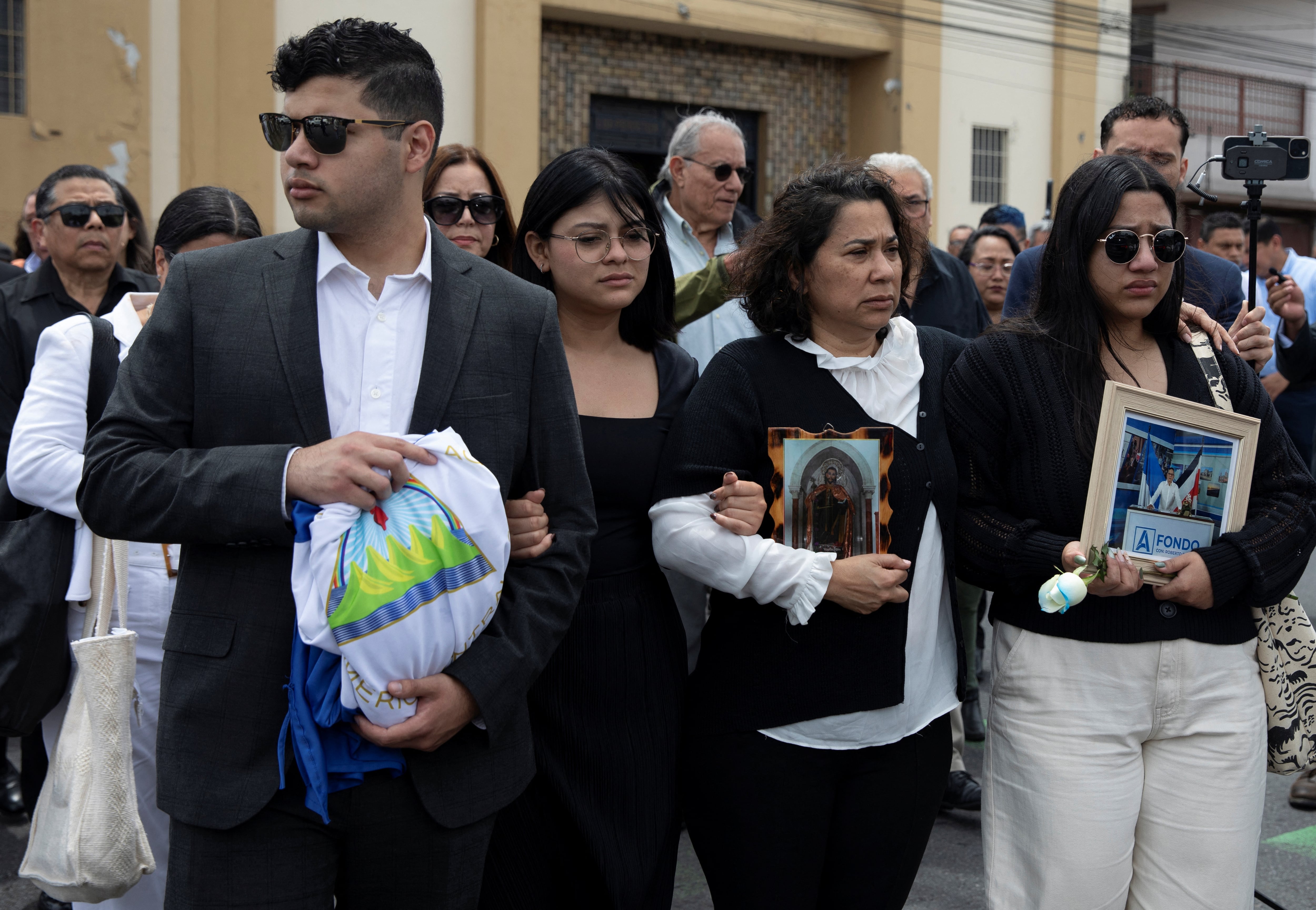 Claudia Vargas y otros familiares llegan a la misa fúnebre de su esposo, el exmilitar nicaragüense exiliado Roberto Samcam, un mayor sandinista retirado que fue asesinado a tiros en su condominio el 19 de junio, en San José, Costa Rica, el 22 de junio de 2025. REUTERS/Stringer