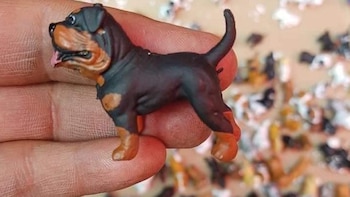 El artesano está afuera de