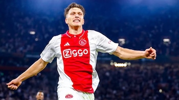 Mika Godts ha roto moldes con Ajax en la temporada 2025/26. - Crédito: AFP