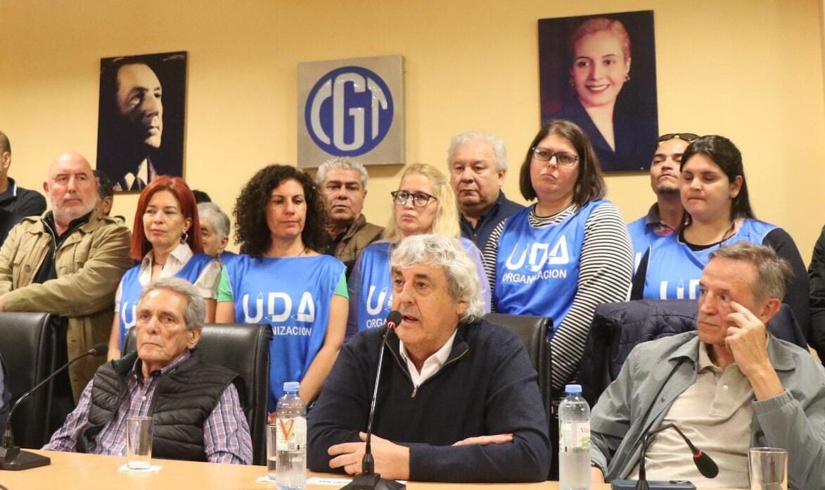 Sergio Romero, con Jorge Sola y Carlos Acuña, en un acto en la CGT