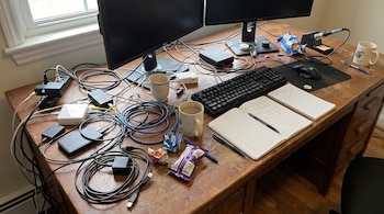 cables - escritorio - espacio de trabajo - tecnología - 30 de junio