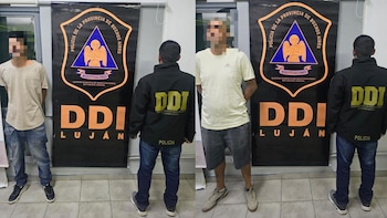 Imagen compuesta de dos hombres con rostros pixelados, cada uno fotografiado de frente y de espalda, posando frente a un cartel de la DDI Luján