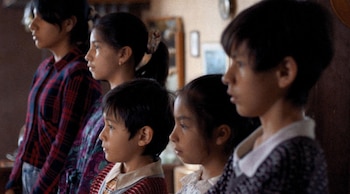 Cinco hermanos lidian con la incertidumbre y construyen su propia interpretación de lo que sucede a su alrededor. Foto: Especial