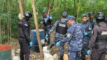 La Policía Nacional clausura un laboratorio clandestino de alcohol adulterado en República Dominicana