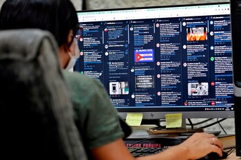 Una mujer es vista usando