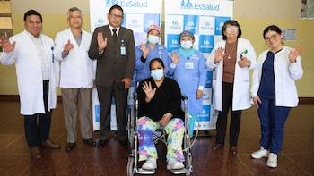 Tras permanecer bajo vigilancia médica y evolucionar favorablemente, Ericka recibió el alta y retornó a Tingo María, donde la esperaba su hija de 15 años - Créditos: Essalud.