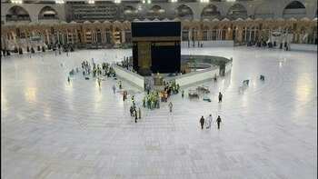 El nuevo coronavirus también afecta a los centros religiosos. Arabia Saudita decidió el jueves vaciar el área que rodea la Kaaba para esterilizar el lugar y suspendió una peregrinación menor, mientras que la Autoridad Palestina anunció el cierre al turismo por dos semanas de Cisjordania, donde se encuentra la Basílica de la Natividad de Belén.
