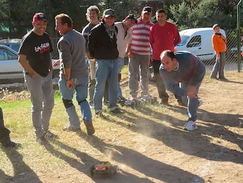 Un competidor arroja el autito