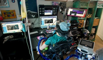 Casey Harrell utilizando la interfaz cerebro-computadora en su casa ( Universidad de California, Davis)