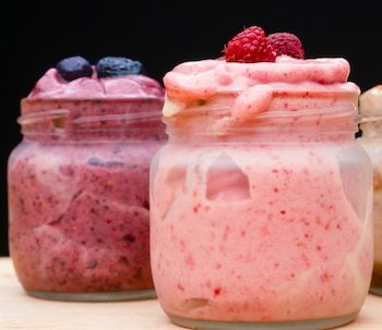 Helado de frutos rojos y