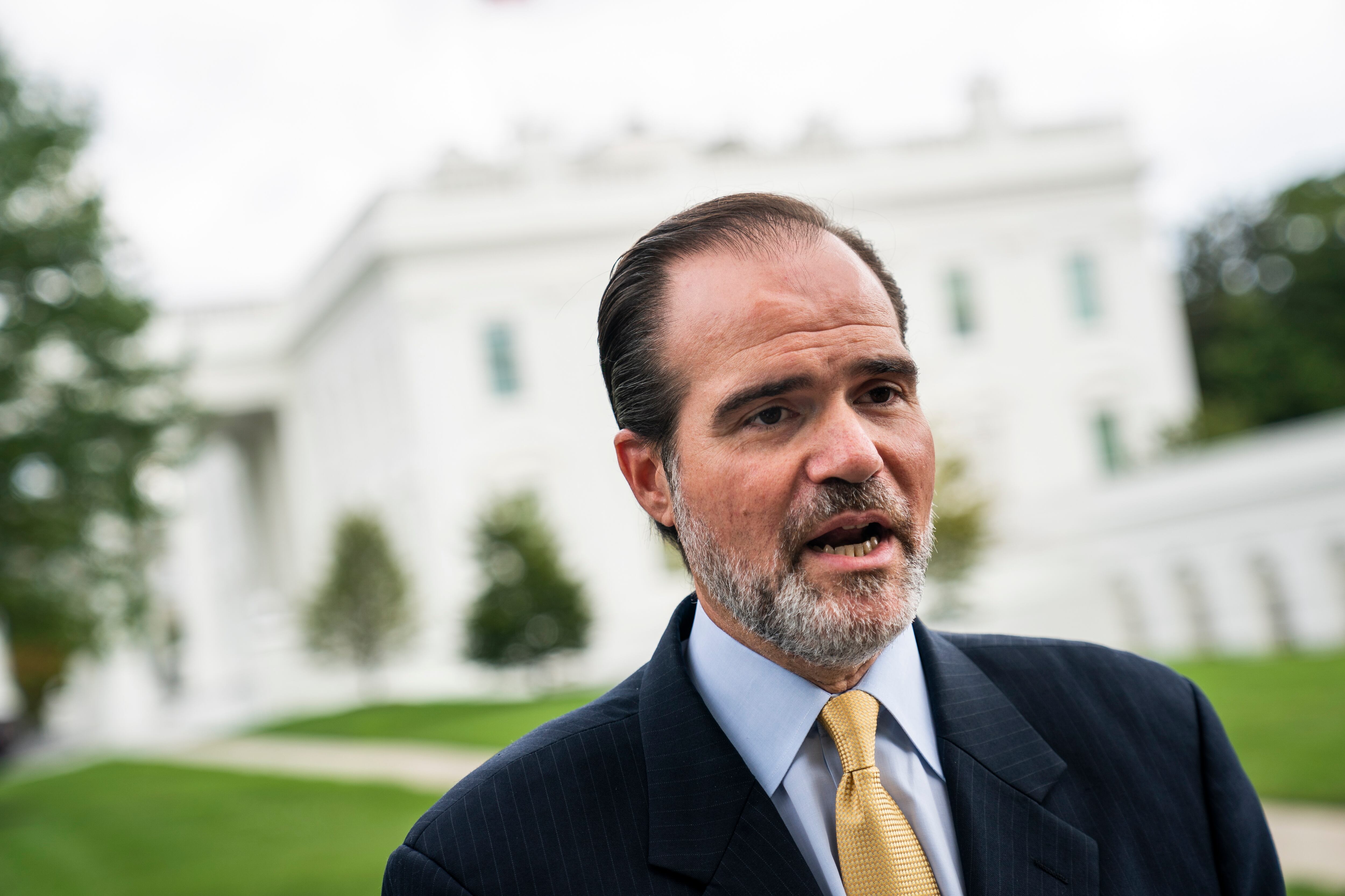 Mauricio Claver-Carone se mostró alineado con las políticas de aranceles que impulsó Trump. EFE/Jim Lo Scalzo