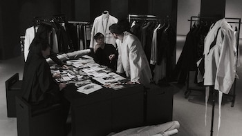 La colaboración entre BTS y Songzio da vida a la colección Armadura Lírica, reinterpretando el hanbok y la armadura Joseon para el regreso del grupo en Gwanghwamun - (Cortesía de Songzio)