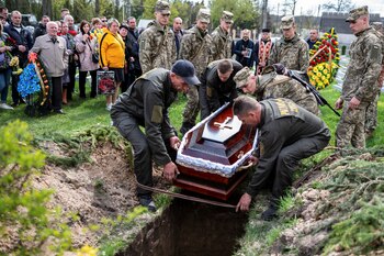 Personas realizan el entirro de