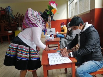 Peruanos ejerciendo su derecho a voto en las elecciones 2022.