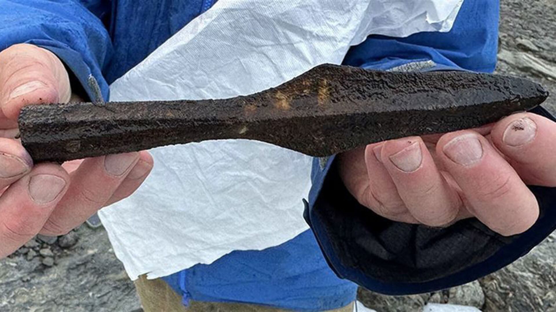 Arqueólogos recuperaron astas, puntas de lanza, arcos, flechas y objetos de madera finamente elaborados en la trampa para renos de Noruega (University Museum of Bergen)