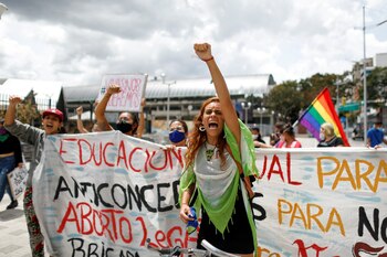 A woman rises her hand during a protest of the Tinta Violeta feminist collective to mark International Women's Day, in Caracas, Venezuela March 8, 2021. REUTERS/Leonardo Fernandez Viloria NO RESALES. NO ARCHIVES