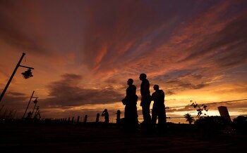 Bomberos en Port Arthur miran