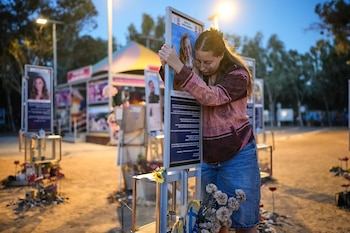 Raz Zarfati, hermana de Ron Zarfati, asesinada en el ataque de Hamás a Israel el 7 de octubre de 2023, asiste a un acto de recuerdo en el tercer aniversario del ataque en el recinto del festival musical Nova cerca del kibbutz Reim, en el sur de Israel, el miércoles 7 de octubre de 2026. (AP Foto/Ohad Zwigenberg)