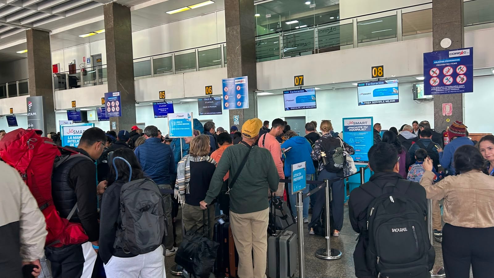 Numerosos pasajeros esperan en largas filas frente a los mostradores de facturación del Aeropuerto Internacional de Cusco debido a las demoras en los vuelos. (Foto: Infobae Perú)