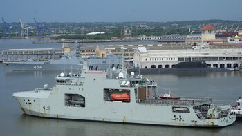 Autorizan ingreso de buques extranjeros