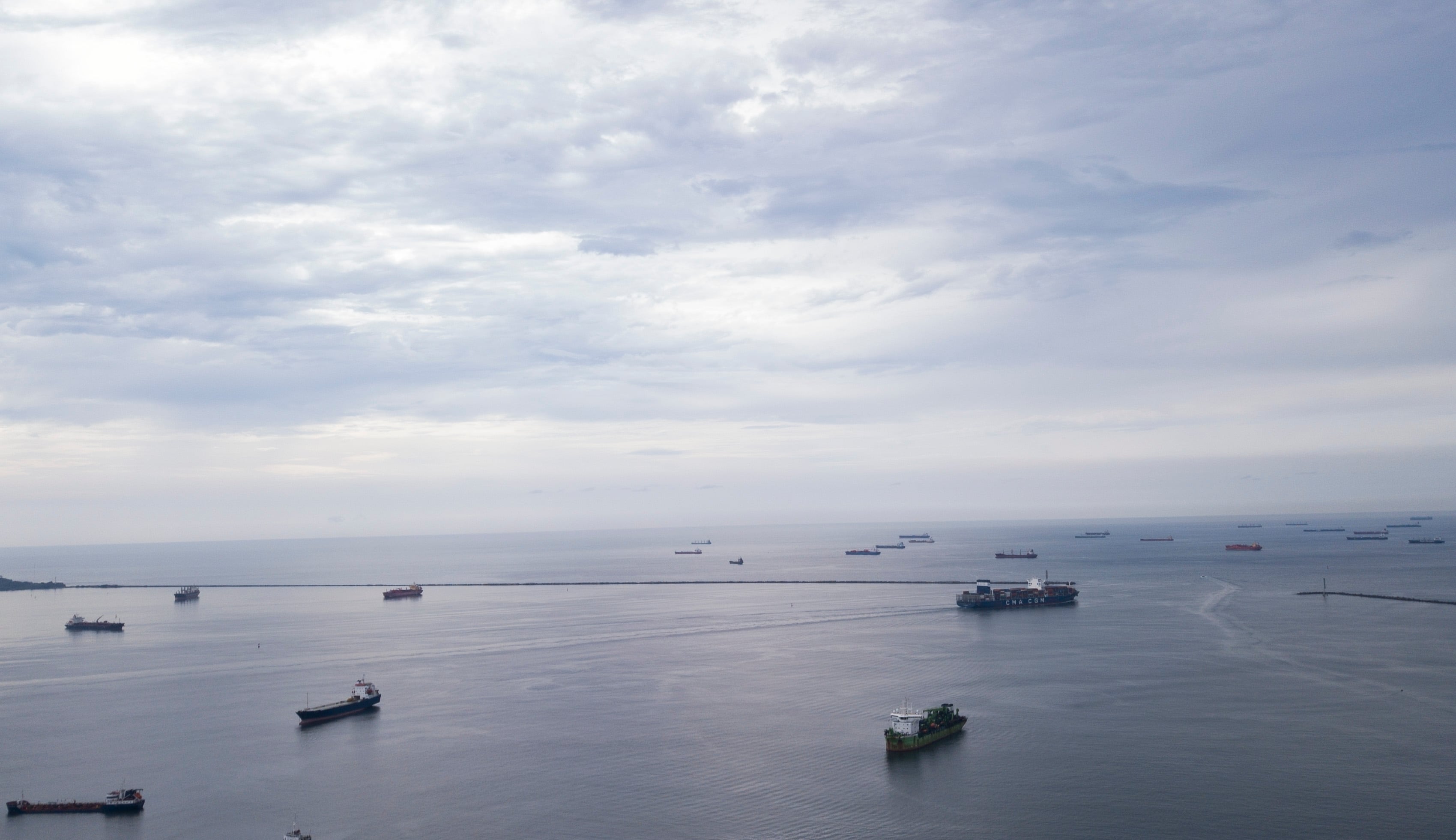 El Canal de Panamá contabilizó 127 buques en espera, frente a los hasta 90 que suelen registrarse en condiciones normales. (Foto AP/Arnulfo Franco)